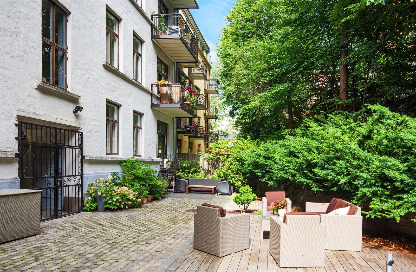 Opparbeidede fellesarealer i indre avskjermet gårdsplass med plen, div. beplantning, sittebenker og sykkelparkering. Galleribilde