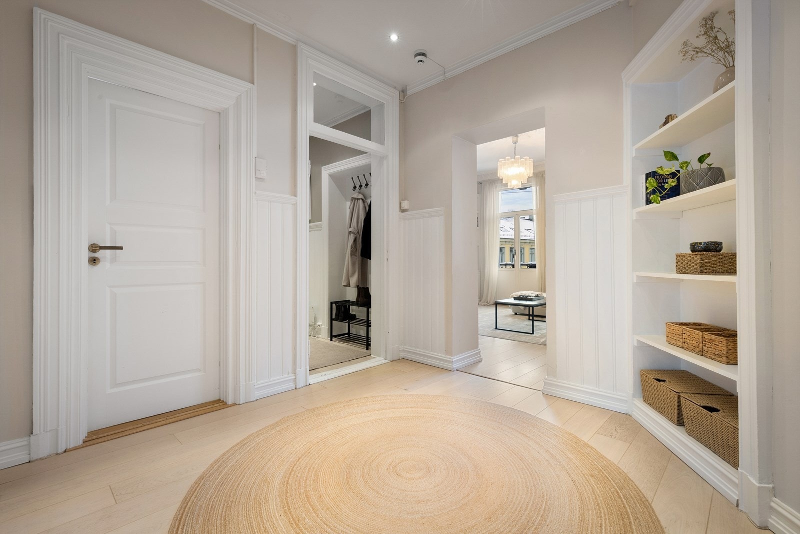 Romslig mellomgang som gir en god flyt i leiligheten. Galleribilde