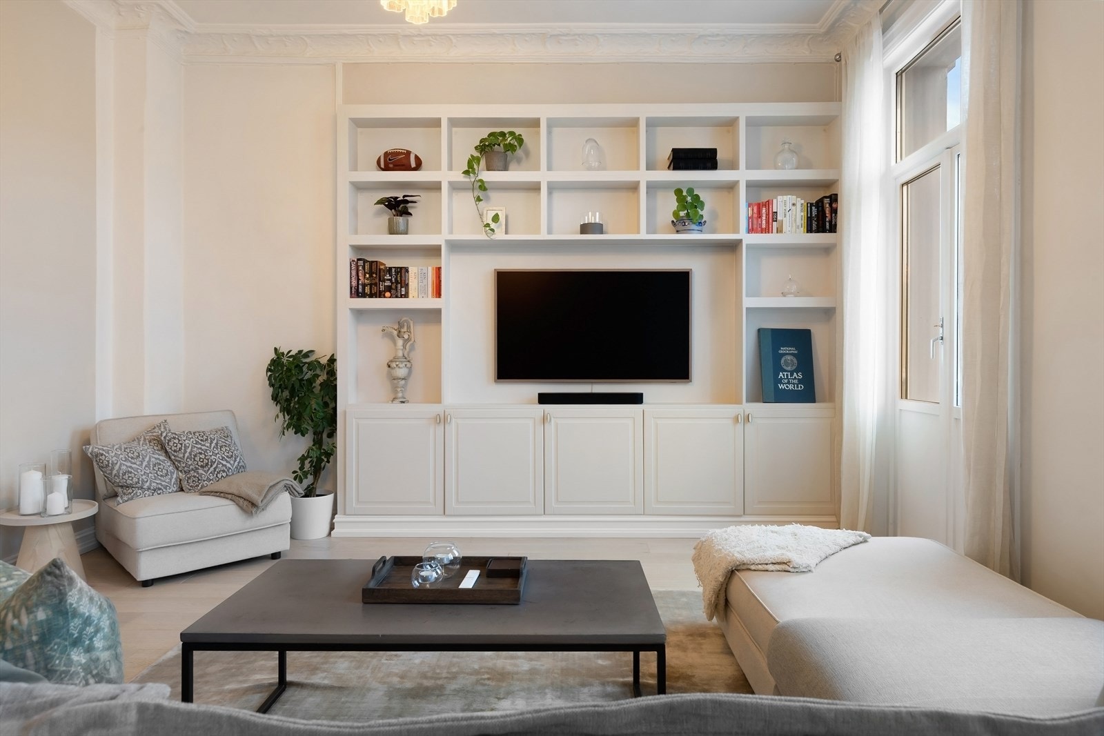 TV-seksjonen har en snekkertilpasset hylleløsning med praktisk oppbevaringsplass. Galleribilde