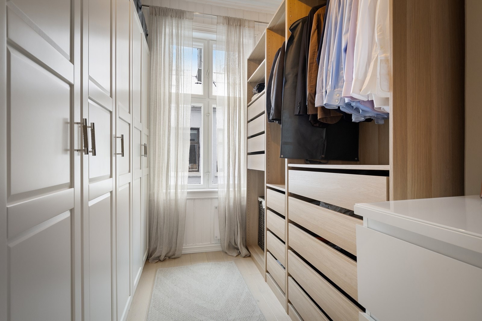 Soverom 3 brukes i dag som walk-in closet med oppheng, skuffer og hyller, samt garderobeskap. Galleribilde