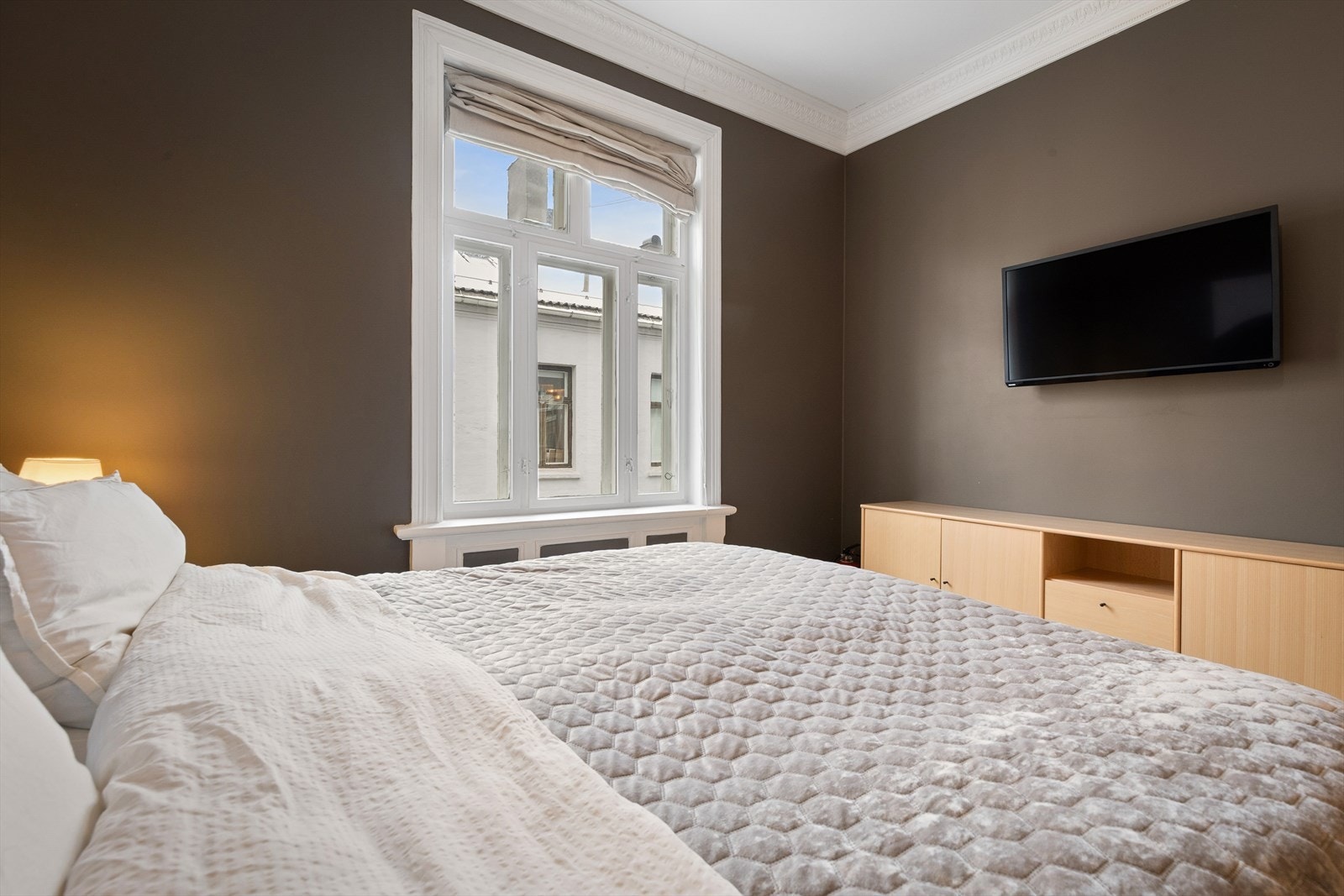 Store vindusflater som gir behagelig dagslys. Galleribilde