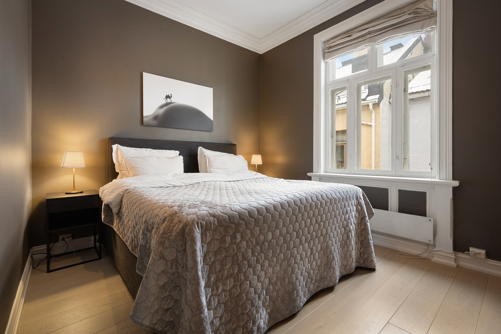 Hovedsoverom er romslig med god plass til dobbeltseng med tilhørende møblement. Galleribilde