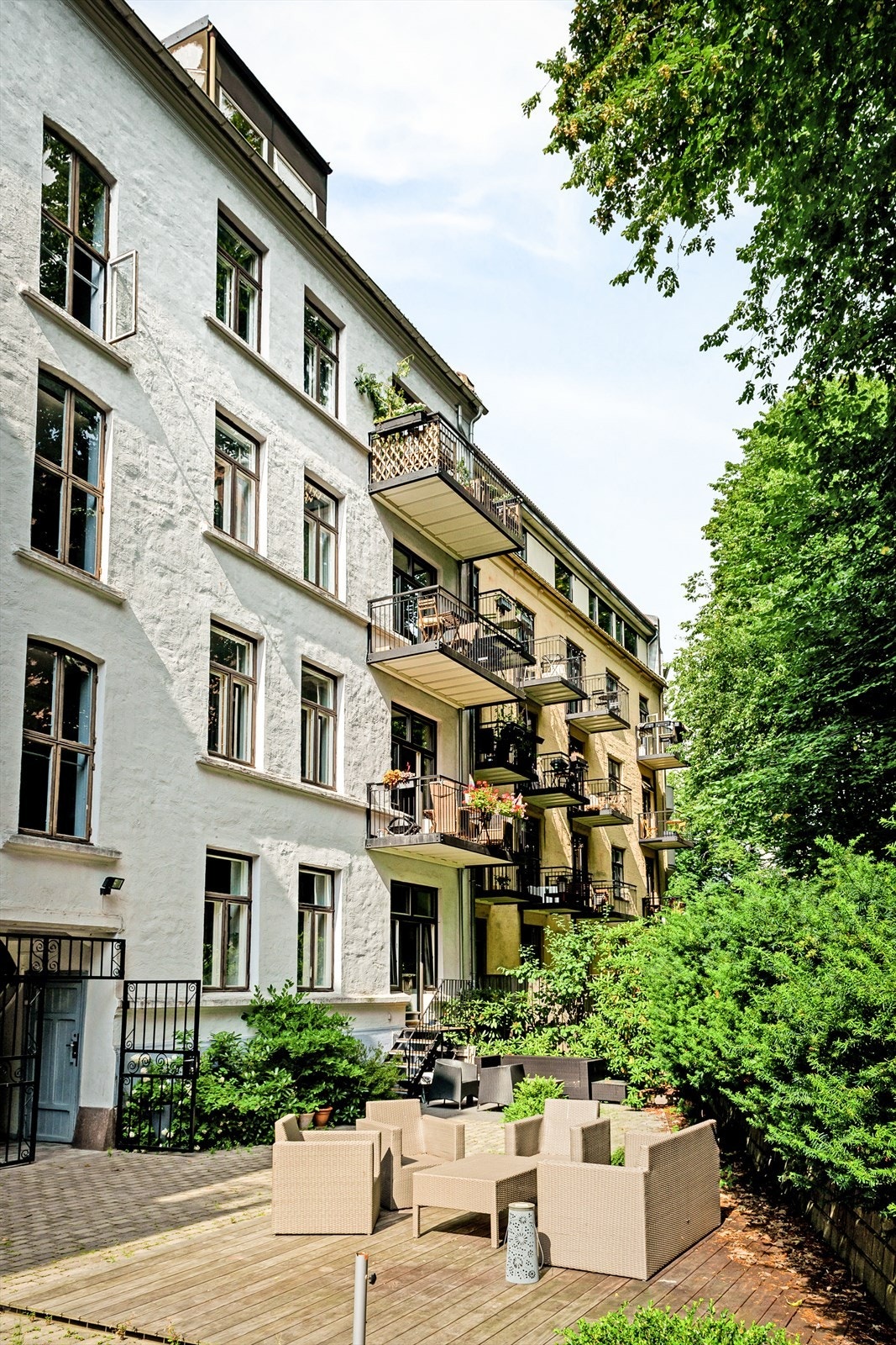 Romslig og skjermet bakgård med sittegrupper til glede for sameiets beboere. Galleribilde