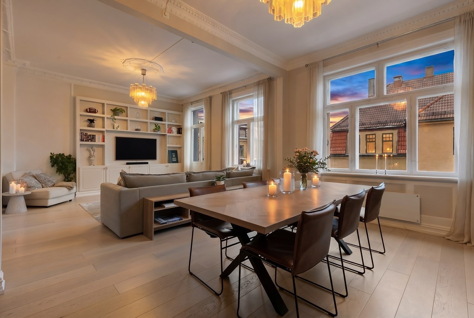 Stuen er svært romslig med god plass til både sofagruppe og spisebord. Leiligheten har klassiske detaljer som stukkatur og rosetter, samt en generøs takhøyde på 3,09 m i stuen. Galleribilde