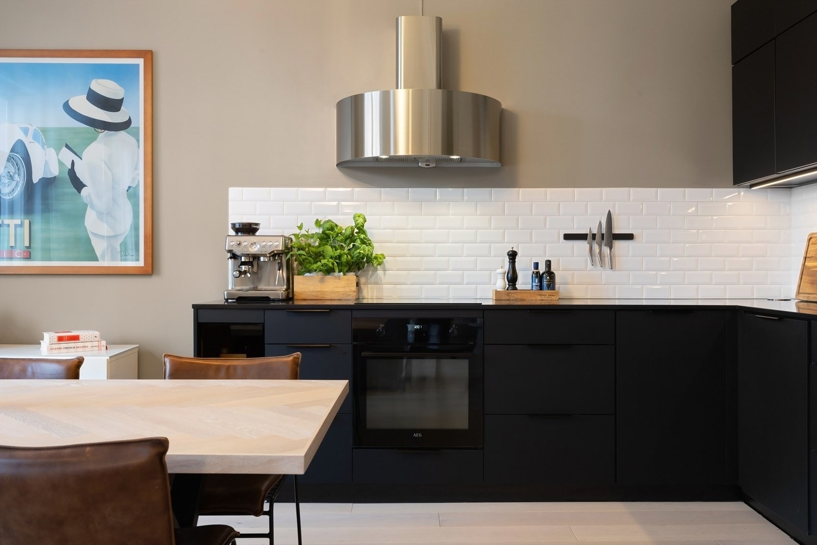 Alle hvitevarer er integrert, herunder stekeovn, platetopp, oppvaskmaskin, kjøl/frys og vinskap. Røroshetta kullfilter avtrekksvifte over platetopp. Galleribilde