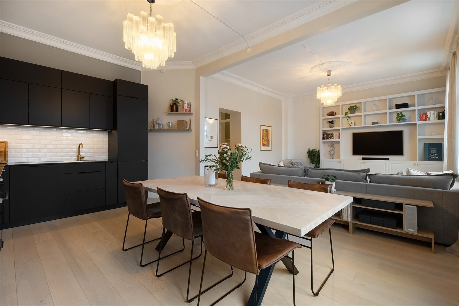 Åpen stue- og kjøkkenløsning gir en sosial planløsning med god romfølelse og fine lysforhold. Galleribilde