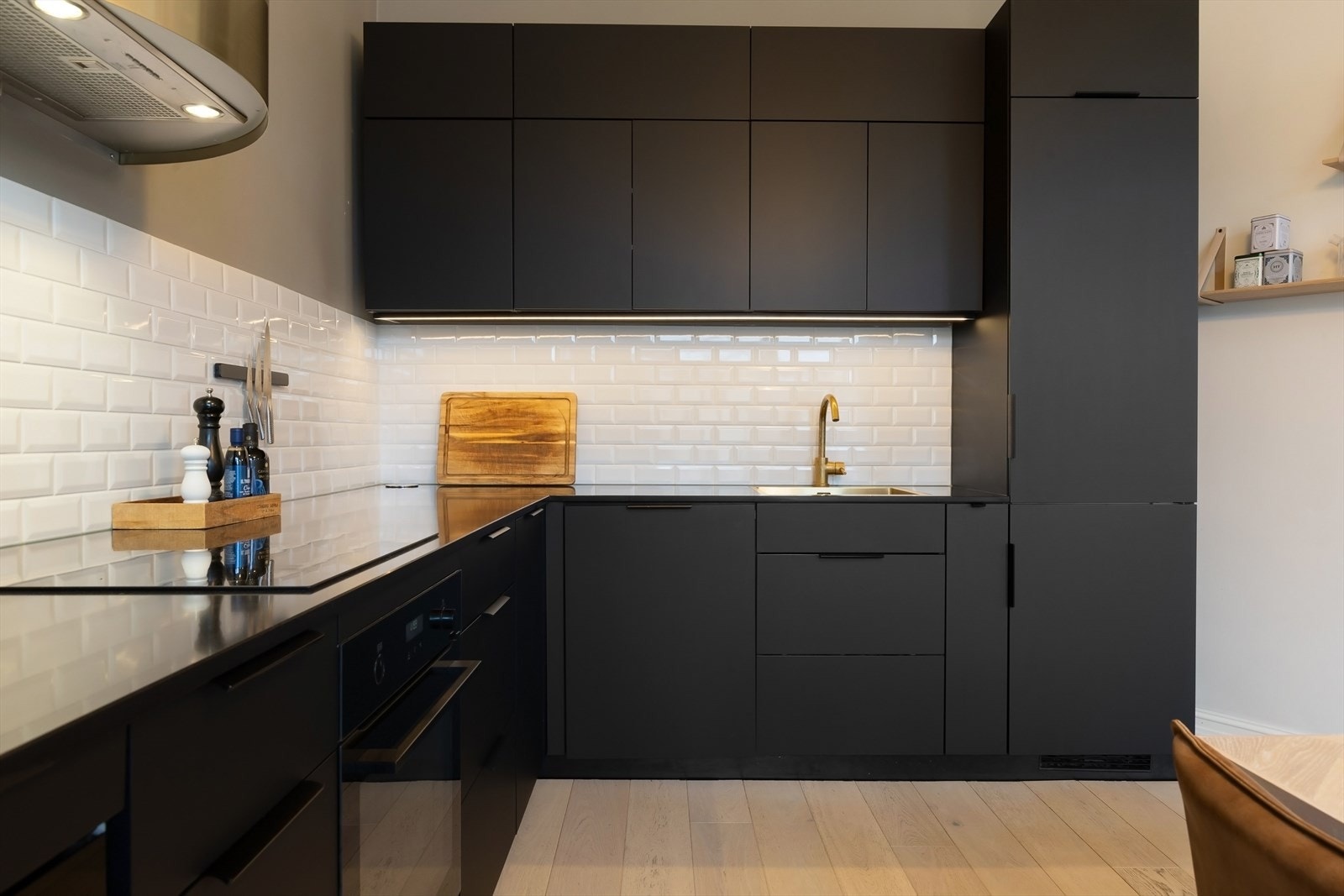 Velutstyrt Kvik kjøkken fra 2018 med mørke matte fronter. Overskap er fra 2023 og oppvaskmaskin er fra 2025. Galleribilde