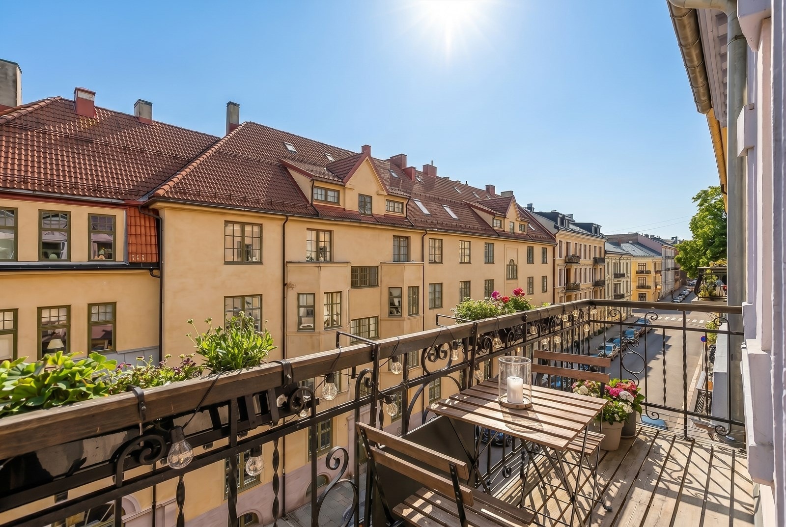 Vestvendt og solrik balkong med ettermiddagssol. Galleribilde