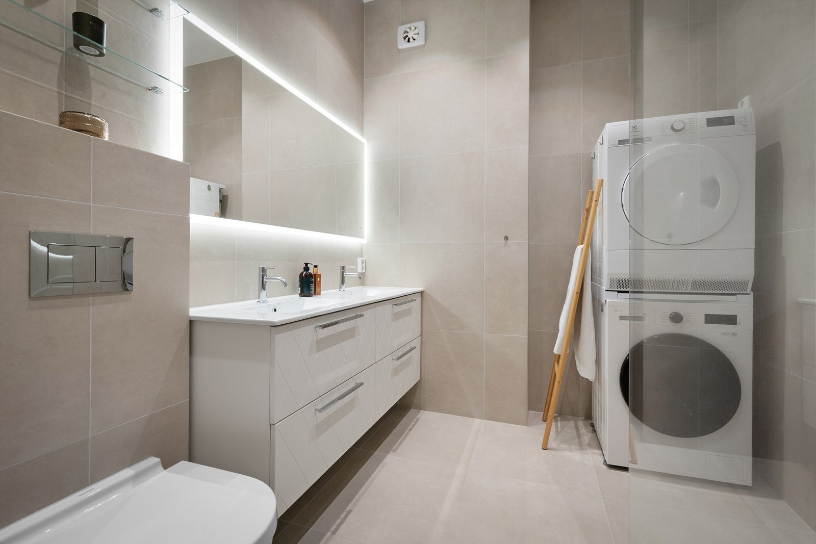 Bad pusset opp i 2024 og inneholder dusjnisje med dusjskillevegg i herdet glass, heldekkende servant med underskuffer, vegghengt toalett og opplegg for vask/tørk. Galleribilde