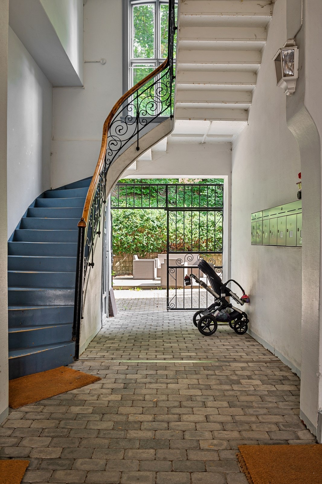 Trappegang med god plass til barnevogner under tak. Det er også godt med plass til å parkere sykler i bakgården. Galleribilde