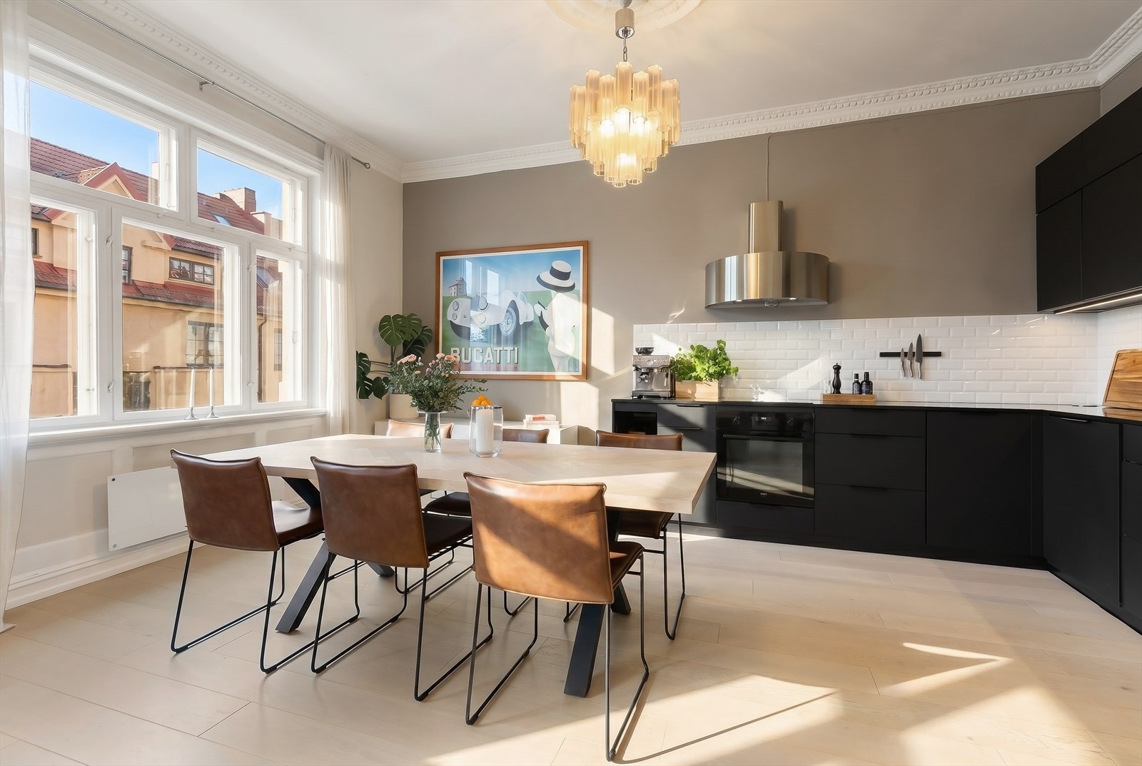 Kjøkken delen oppleves romslig med rikelig plass til spisebord av god størrelse. Galleribilde