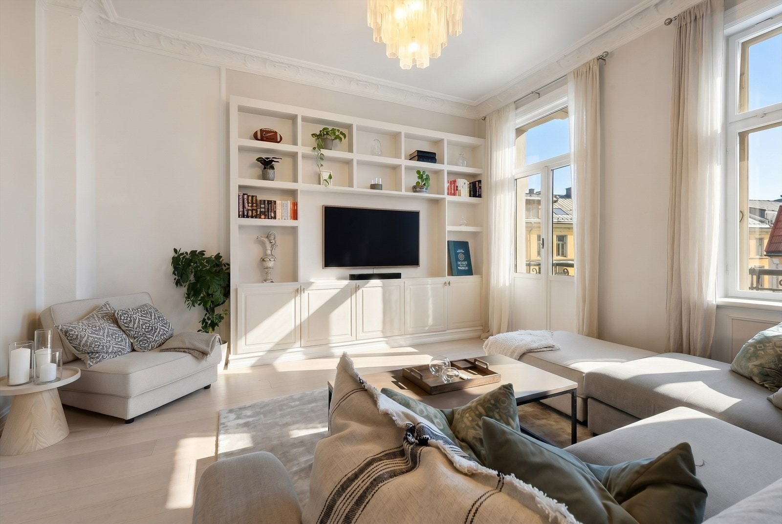 Det er god plass til sofagruppe med tilhørende møblement. Galleribilde