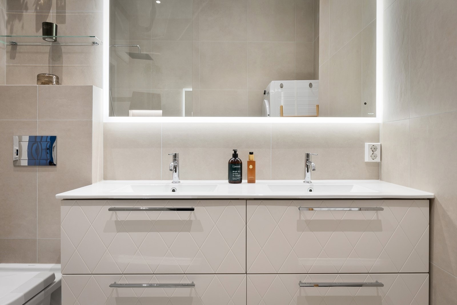 Badet består av flislagte vegger, flislagt gulv med varmekabler og malt himling. Det er elektrisk fuktstyrt vifte og tilluft via dørterskel. Galleribilde