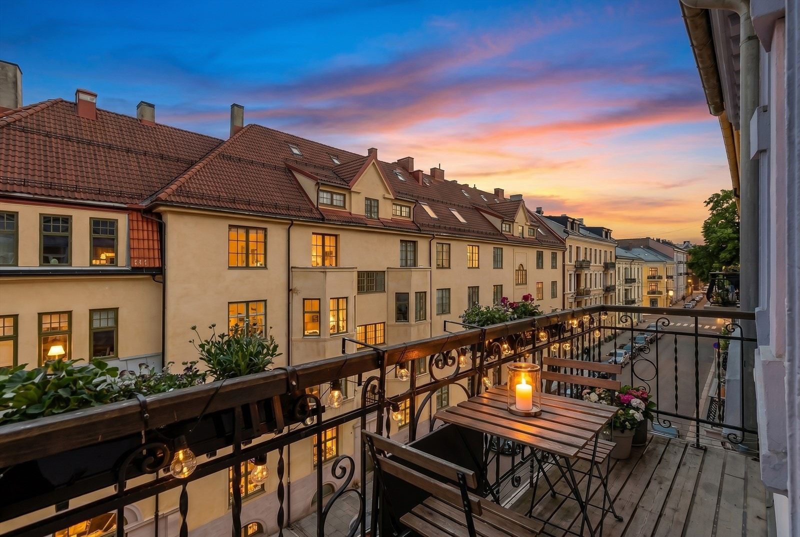 En lekker og gjennomgående 4-roms selveierleilighet, beliggende svært flott til, rett ved Vestkanttorget og Frognerparken, i en klassisk og velholdt bygård. Galleribilde