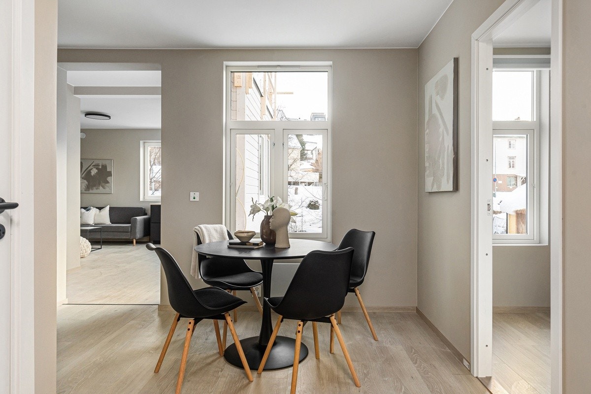 Store fellesarealer. Dette er sosialsone nummer to med spisebord og stoler samt utgang til terrasse hvor man kan nyte gode solforhold. Galleribilde