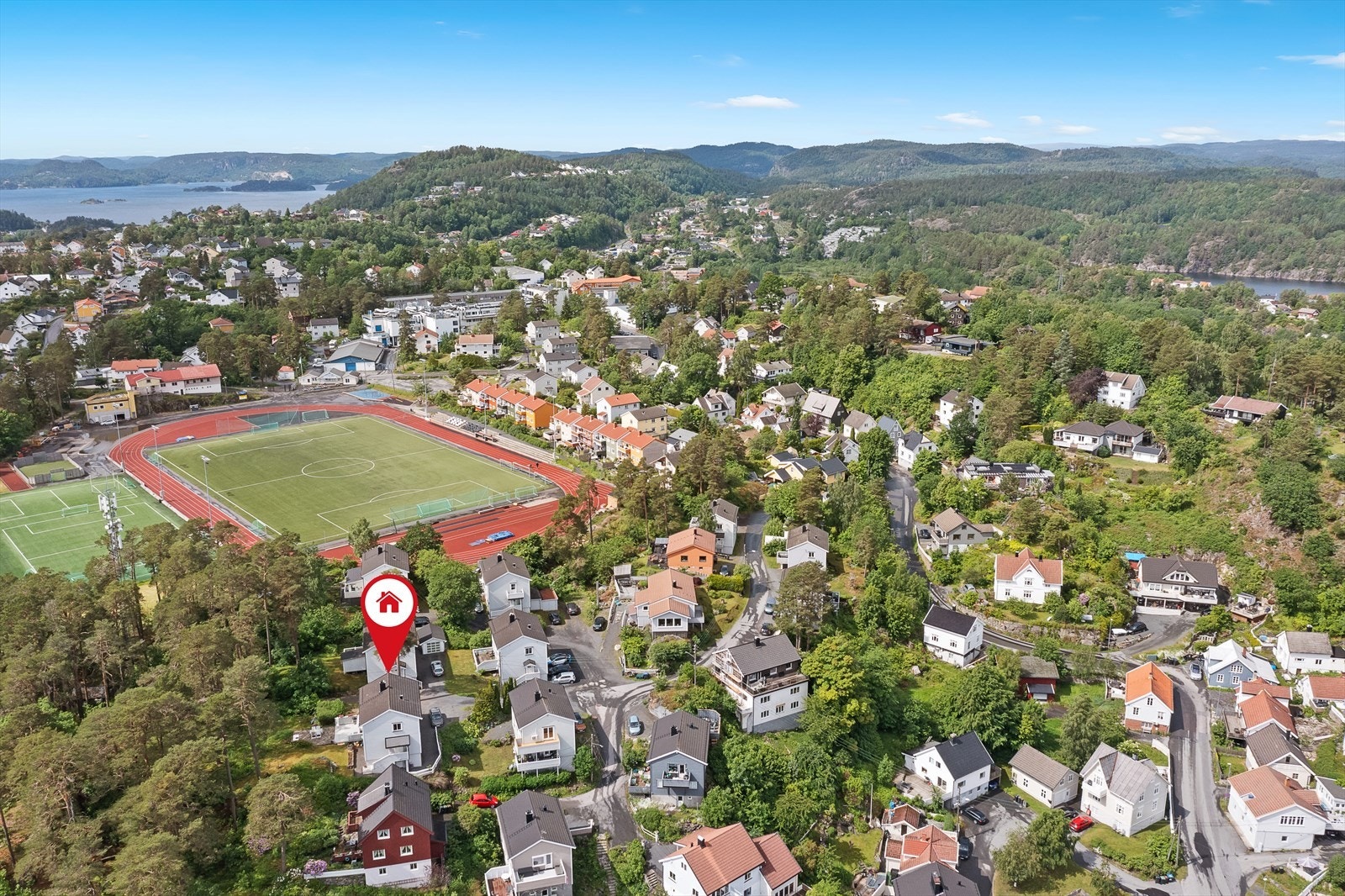 Et par minutters gange fra leiligheten, på sti gjennom skogen finner du Kragerø Stadion. Dette anlegget kan by på både kunstgressbane og løpebane med et moderne dekke. Det er også satt opp noen leke- og klatreapparater som byr på mye moro for barn. Galleribilde