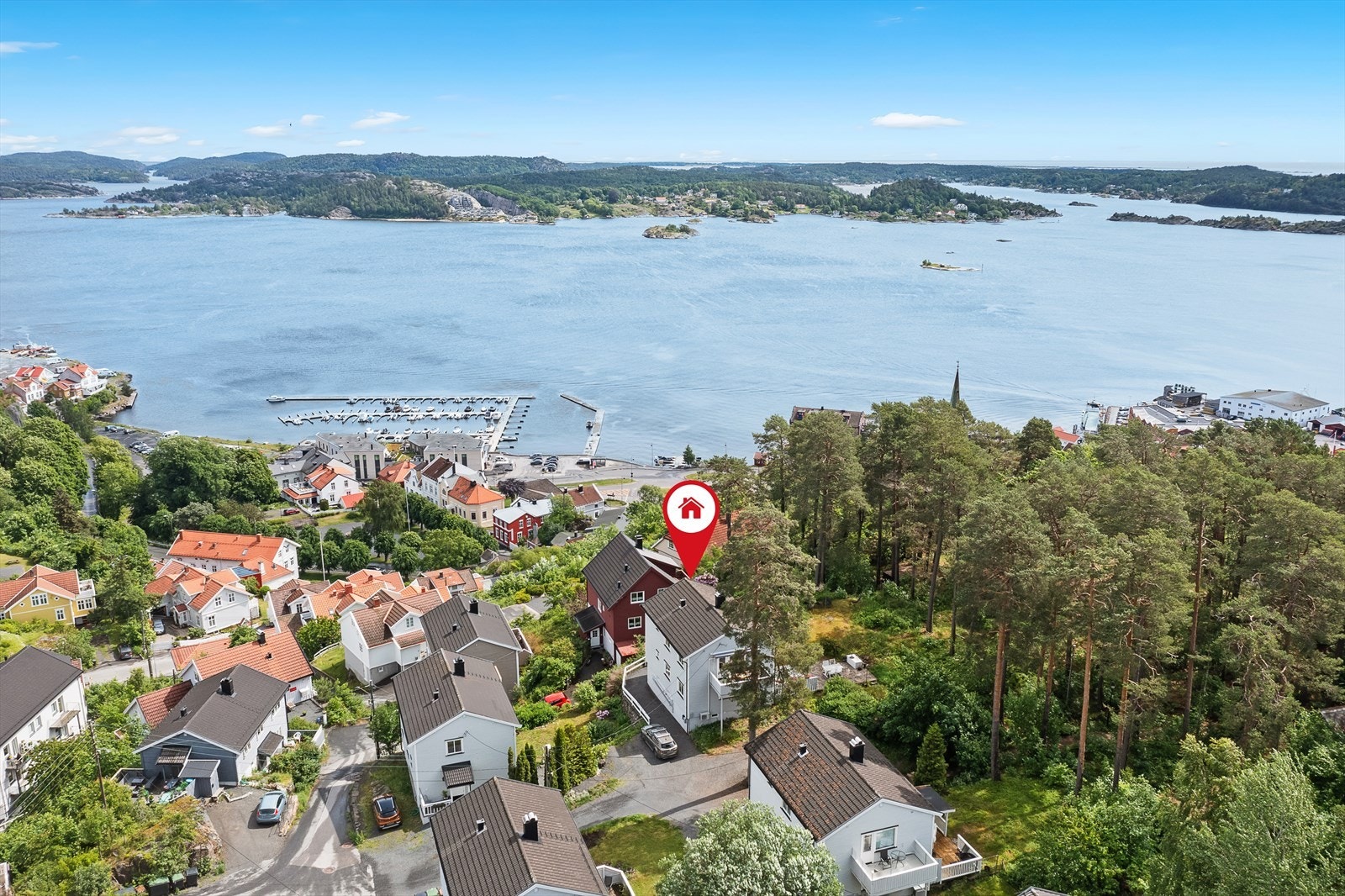 Leiligheten ligger meget sentralt til og innenfor gangavstand finner du både barnehage, barne- og ungdomsskole, dagligvarebutikker, treningssenter, samt Kragerø sentrum med sjarmerende butikker og kafeer. Galleribilde