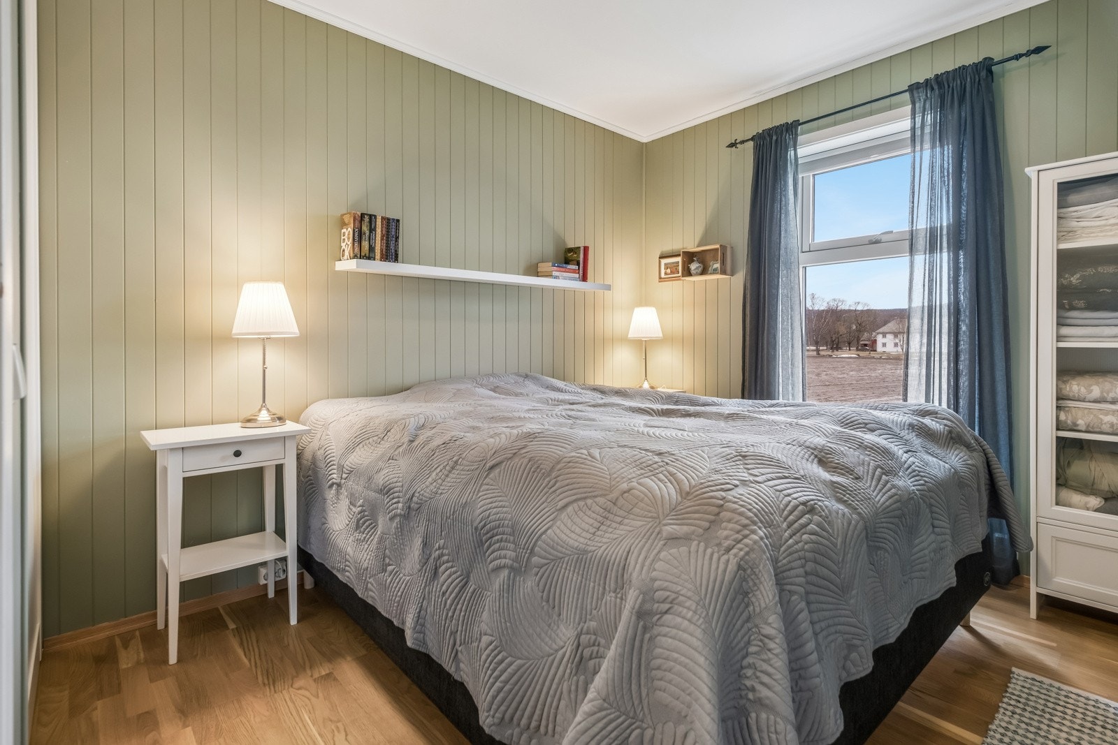 Soverom med skyvedørsgarderobe med praktisk innredning montert i 2018 - utsikt mot utmarka Galleribilde
