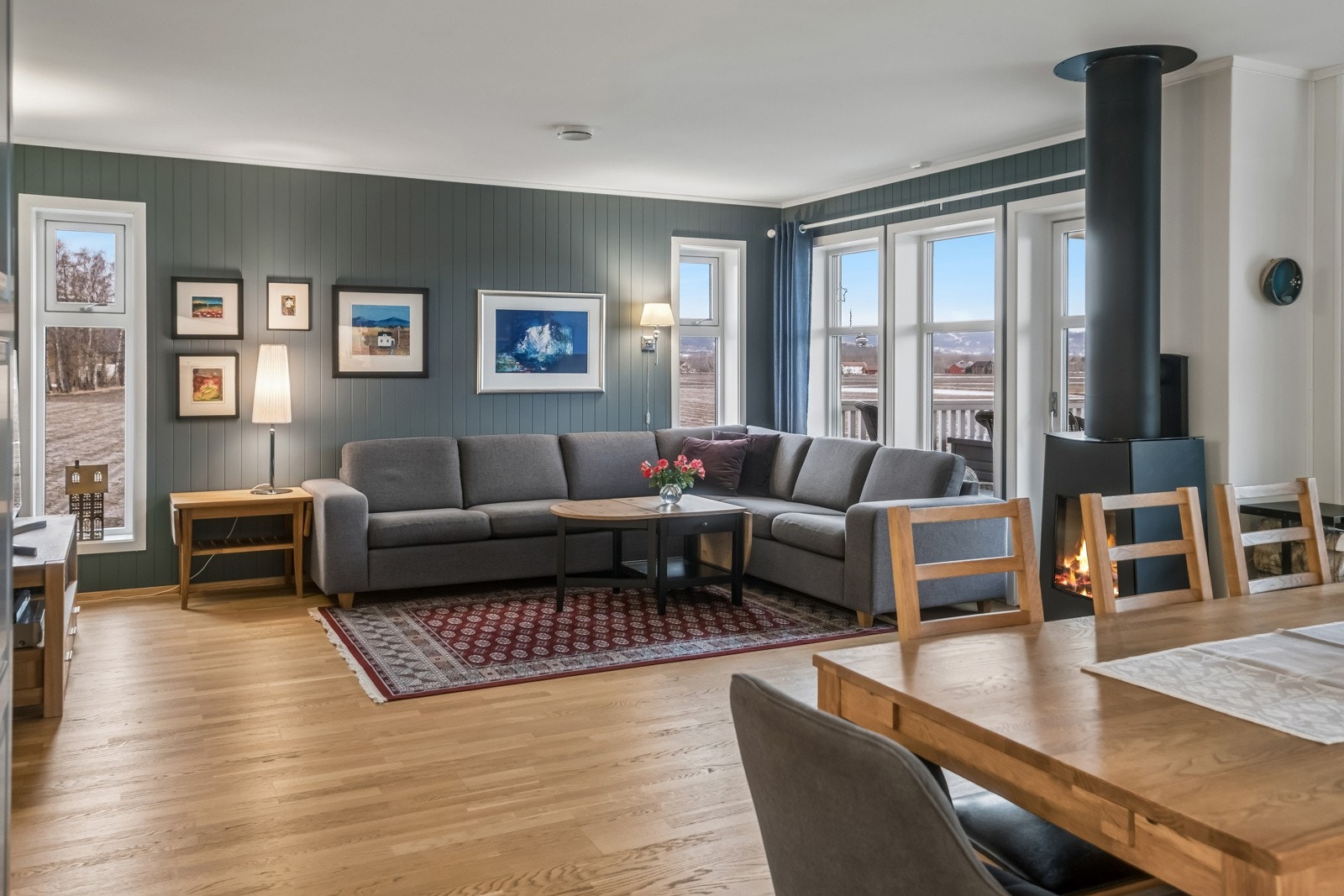 Stue med vindu mot utmarka Galleribilde
