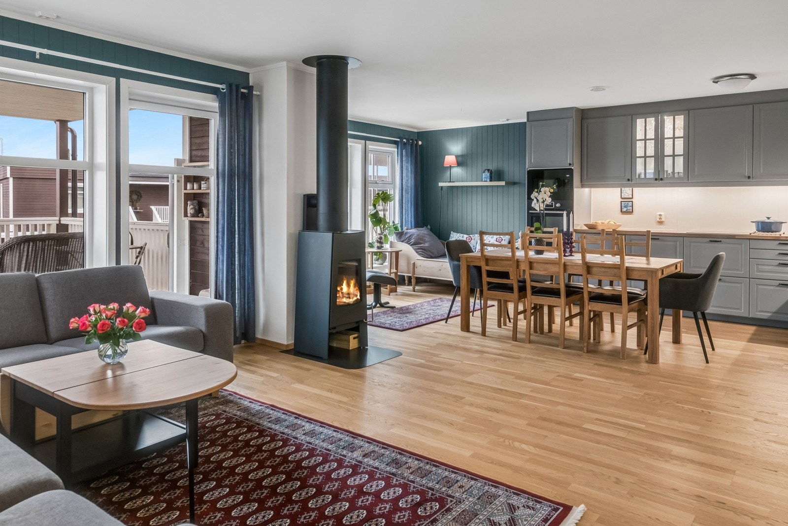 Åpen løsning med trivelig kjøkkenkrok. Galleribilde
