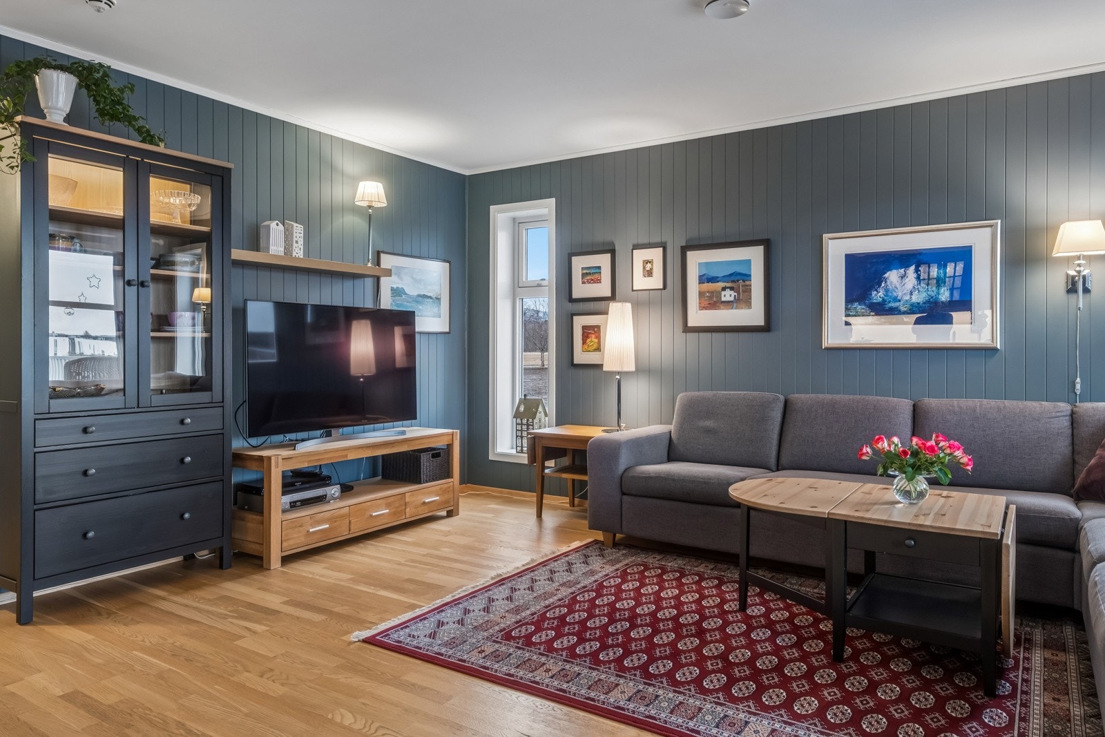 Leiligheten ligger fint til på Reinsholm, innerst i feltet. Dette er en rolig og fin beliggenhet, tilbaketrukket fra trafikk, samtidig som man er bare en kort spasertur unna sentrum, med alle dets fasiliteter. Galleribilde