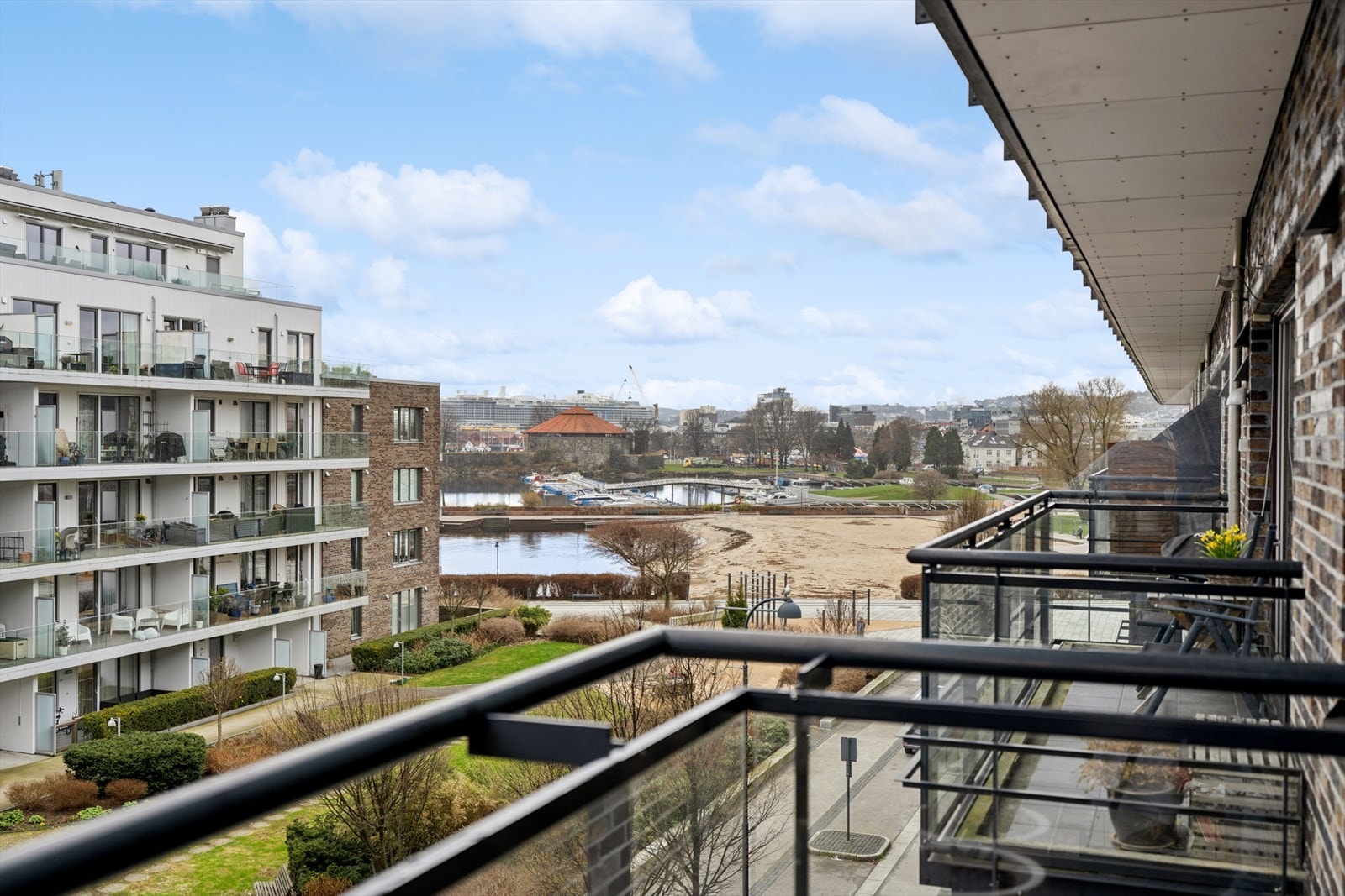 Nydelig utsyn mot både Bystranda på den ene siden, og Otra på den andre. Galleribilde
