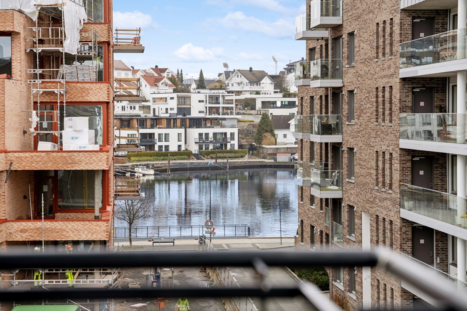 Utsikt mot Otra. I tillegg til privat balkong har borettslaget felles takterrasse for beboerne. Galleribilde