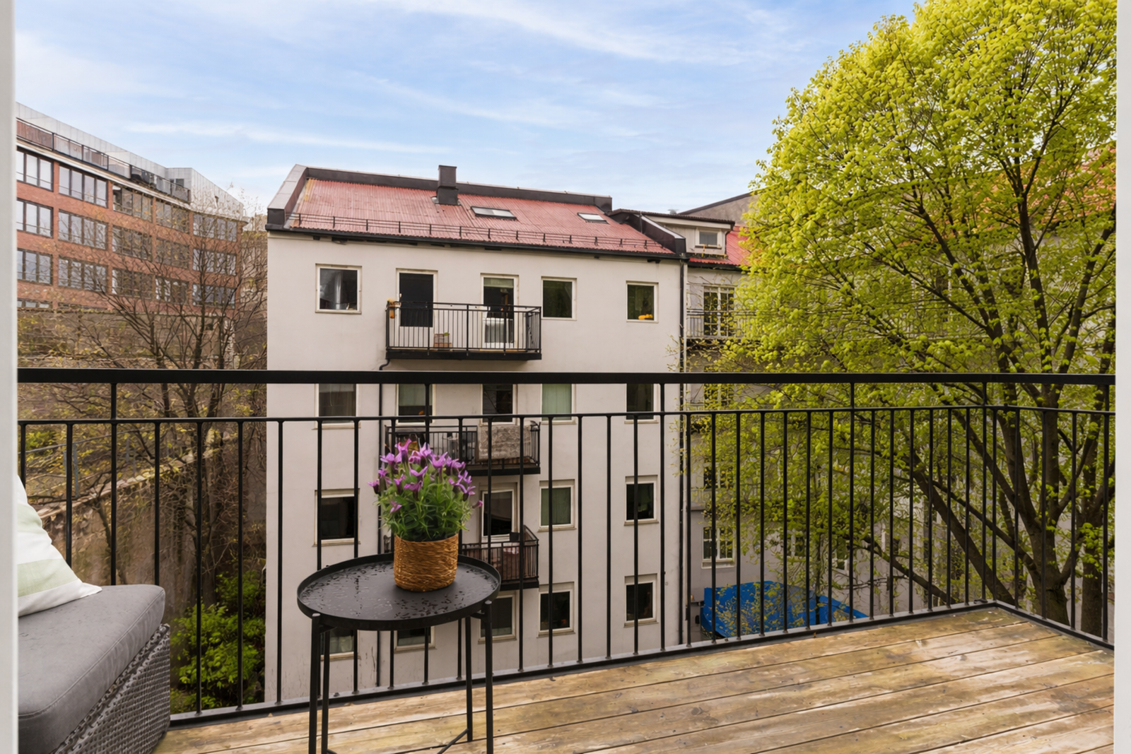 Bildet er AI redigert for å vise hvordan balkongen ser ut på sommerhalvåret. Galleribilde
