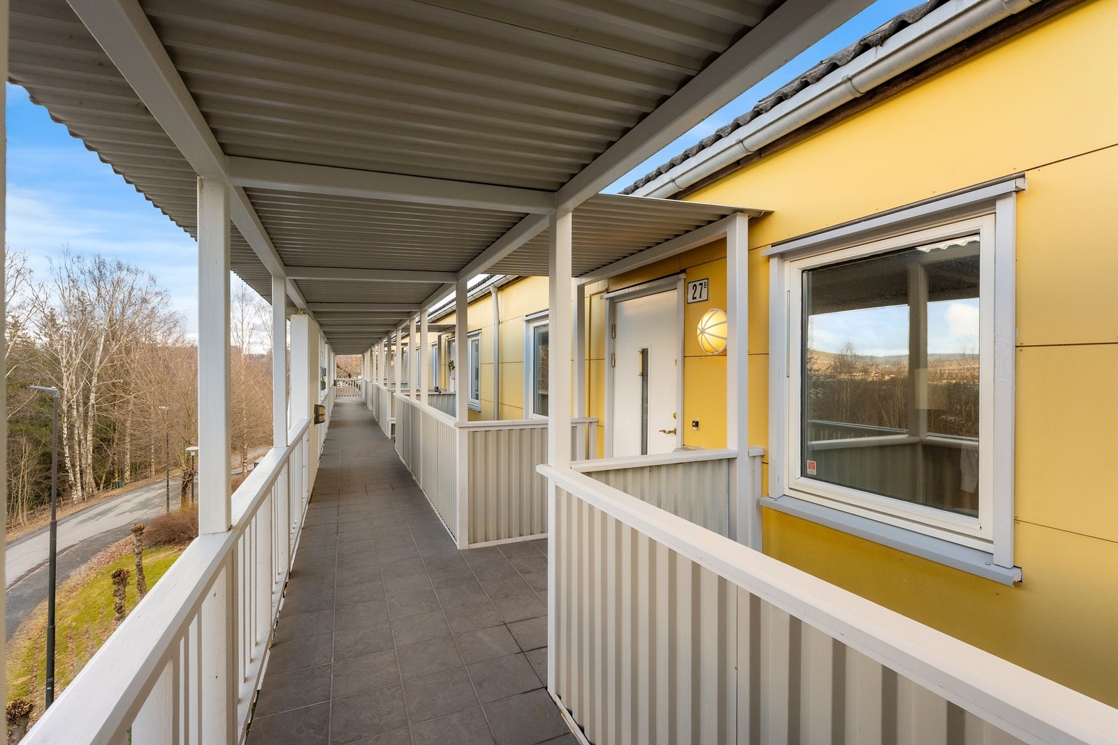 Boligen har egen inngang og heis fra garasjeplan til boligplan via svalgang Galleribilde