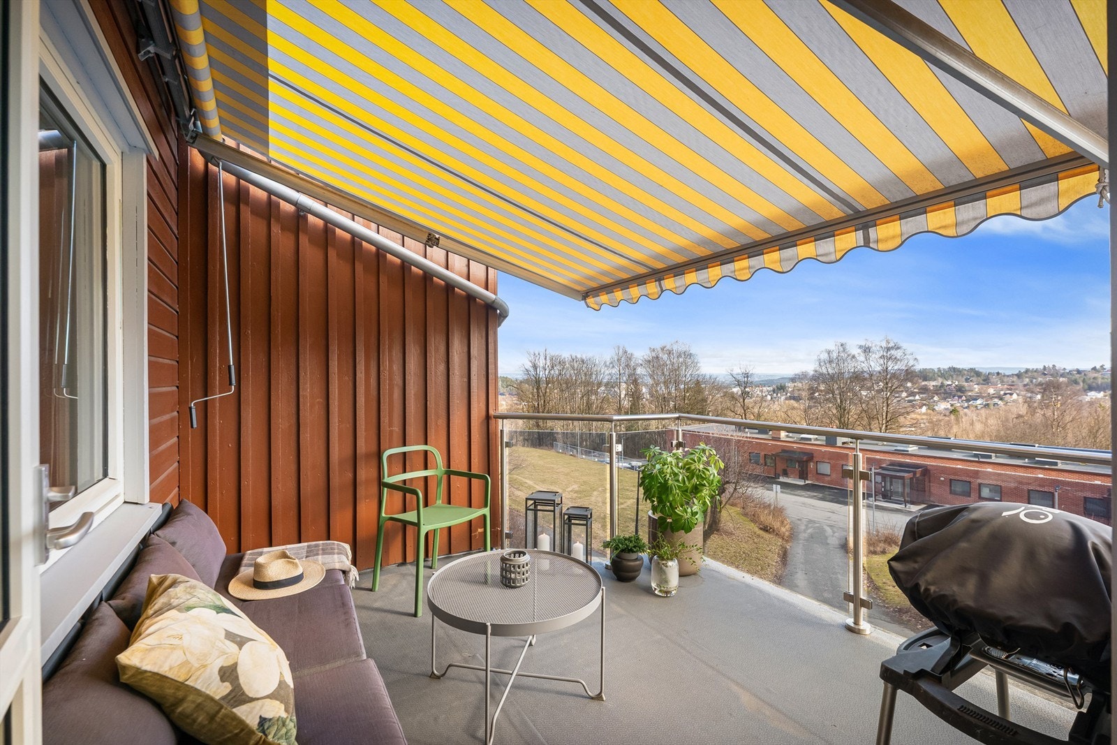 Fra stuen er det utgang til en nydelig sydøstvendt balkong Galleribilde