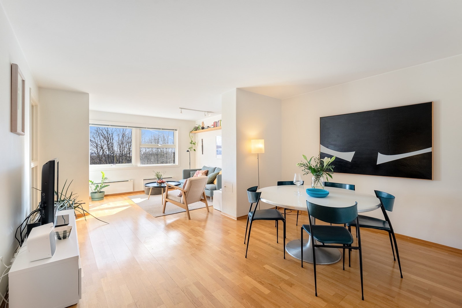 I leilighetens hovedetasje finner du vindfang, to soverom, baderom, stue og kjøkken Galleribilde