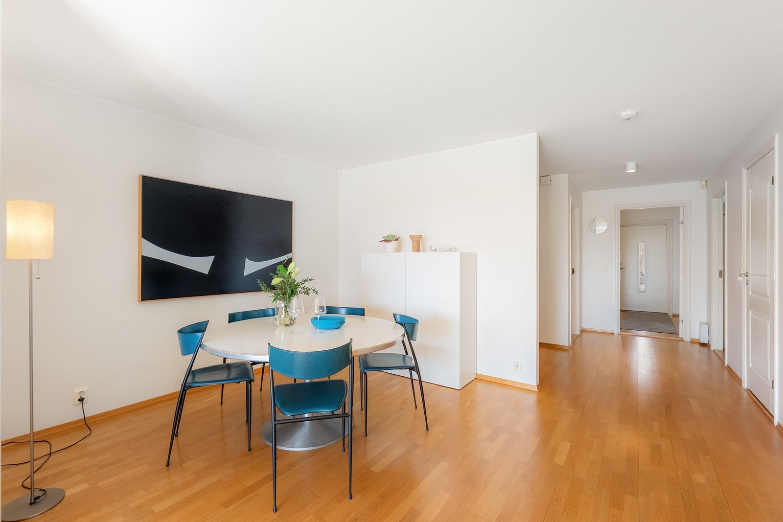 Det er god plass for spisegruppe i stuen Galleribilde