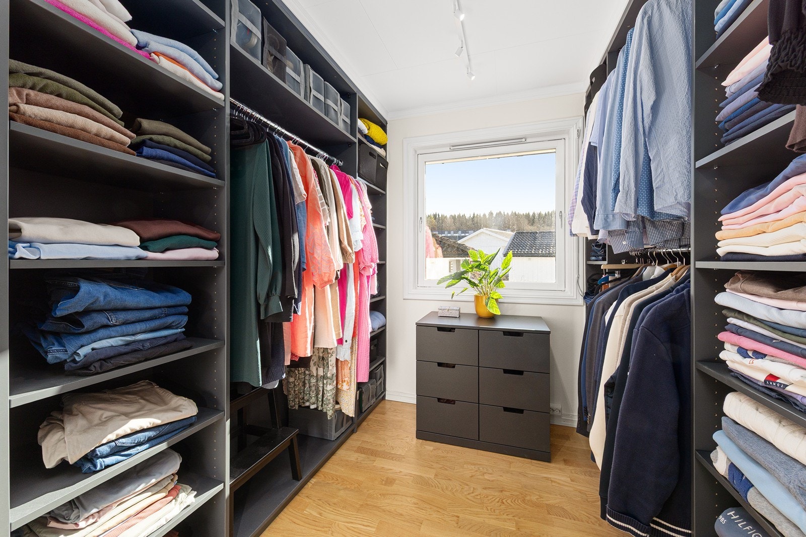 Det tredje soverommet i etasjen er innredet som en romslig walk-in-garderobe med systeminnredning. Galleribilde