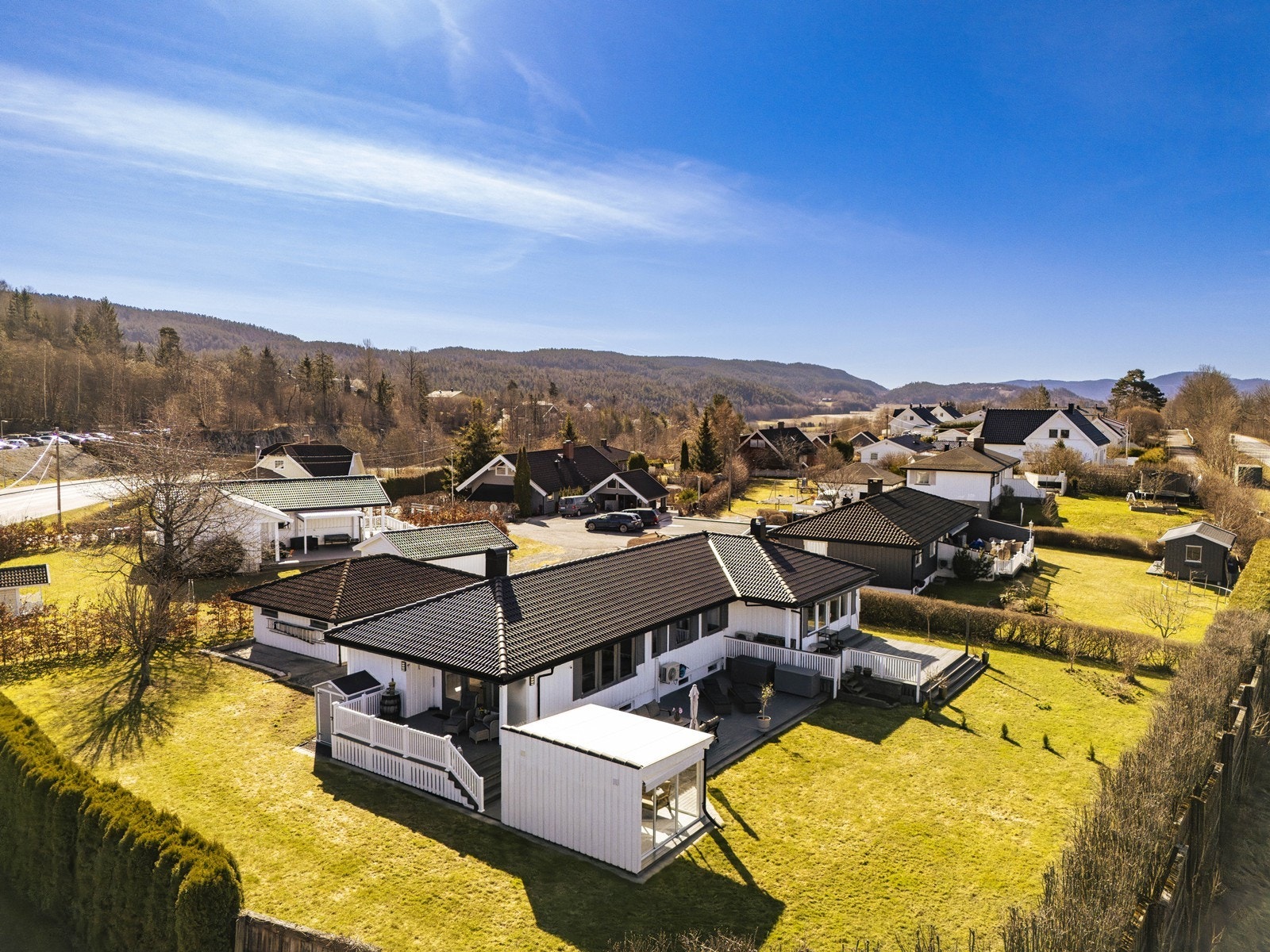 Eiendommen ligger i et etablert og familievennlig boligområde på Ekeberg i Sande. Galleribilde