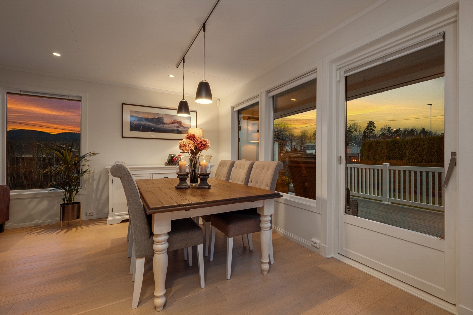 Spisestuen har god plass til hyggelige sammenkomster og er en del av det åpne allrommet. Galleribilde