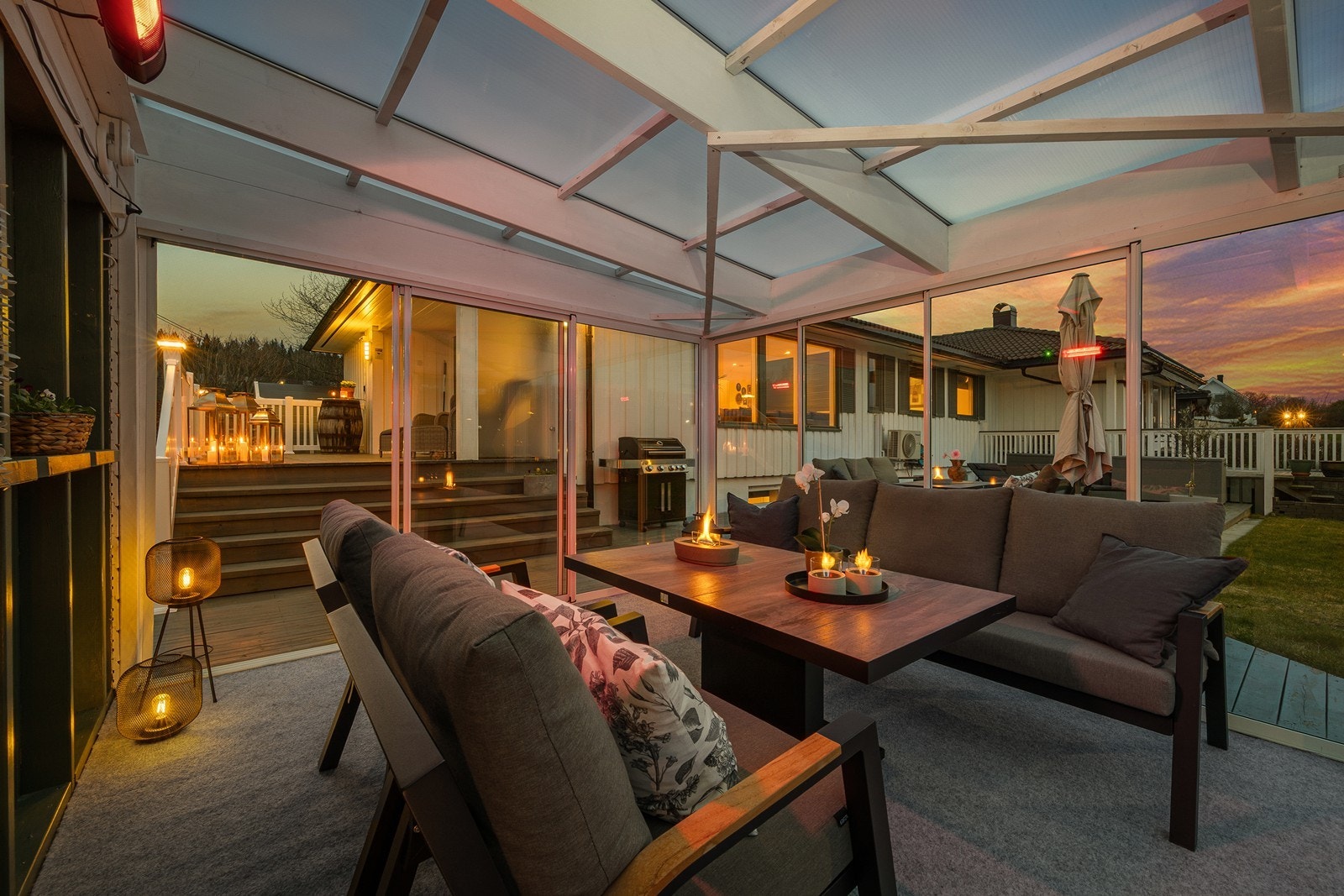 Fra hagestuen har du full oversikt over terrassen og hagen, og en lun plass for kveldene. Her kan man nyte fine kvelder med venner og familie. Galleribilde