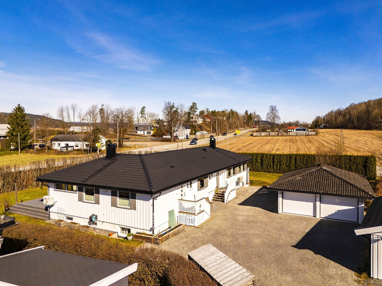 Enkel adkomst fra veien til en romslig, gruset gårdsplass med gode parkeringsmuligheter. Galleribilde