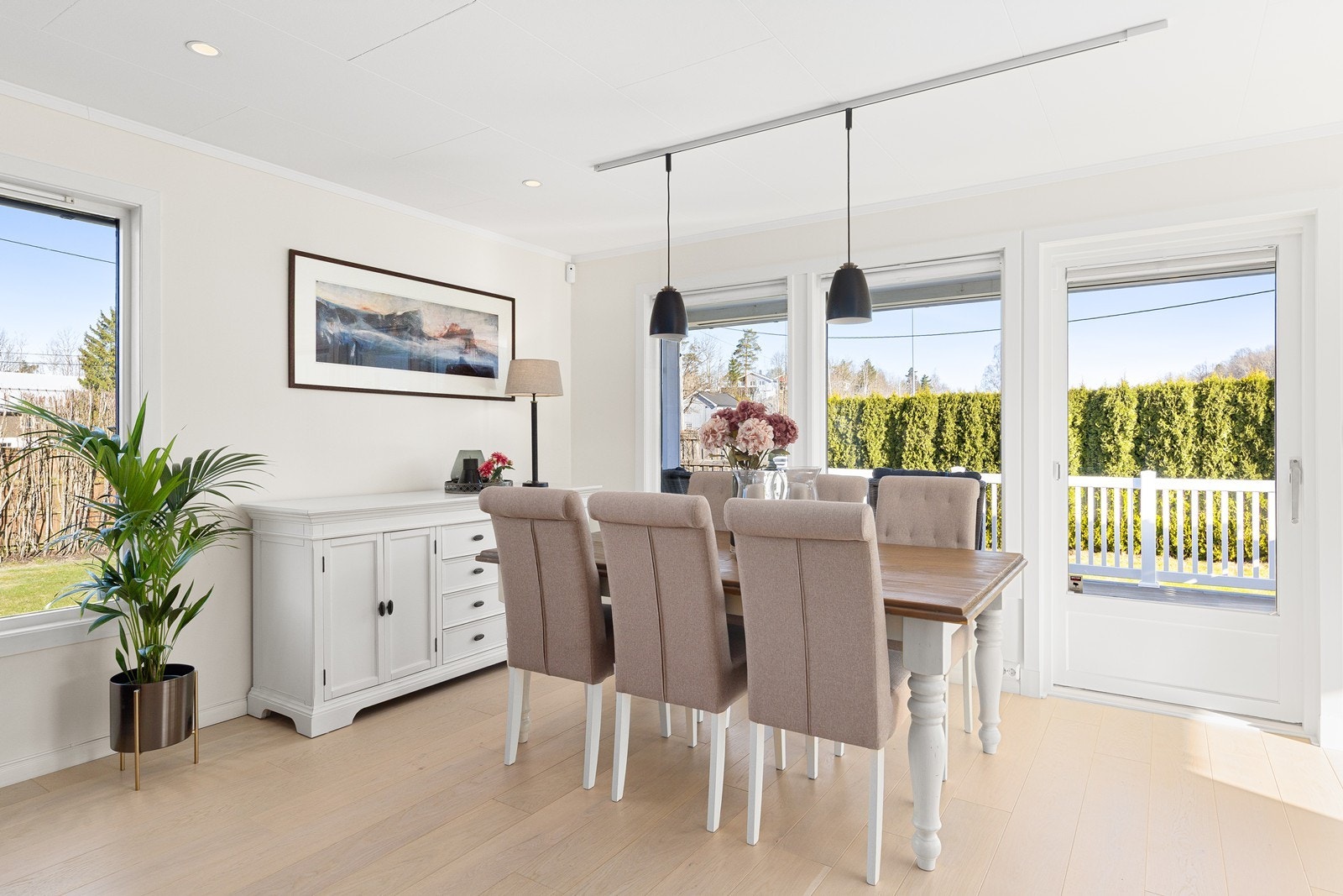 Spiseplassen har god plass til langbord for middager med familie og venner. Galleribilde