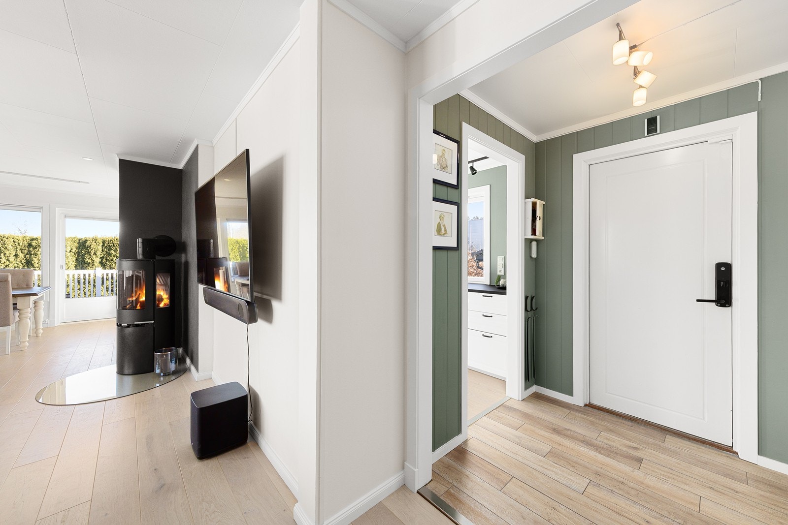 Fra vindfanget kommer du inn til gangen som leder videre til boligens oppholdsrom. Galleribilde
