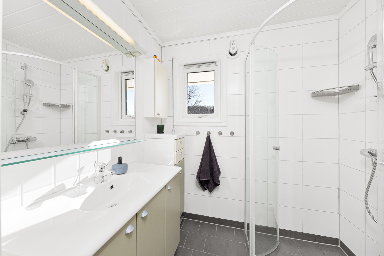 Bad i første etasje med flislagt gulv, gulvvarme og mekanisk avtrekk. Galleribilde