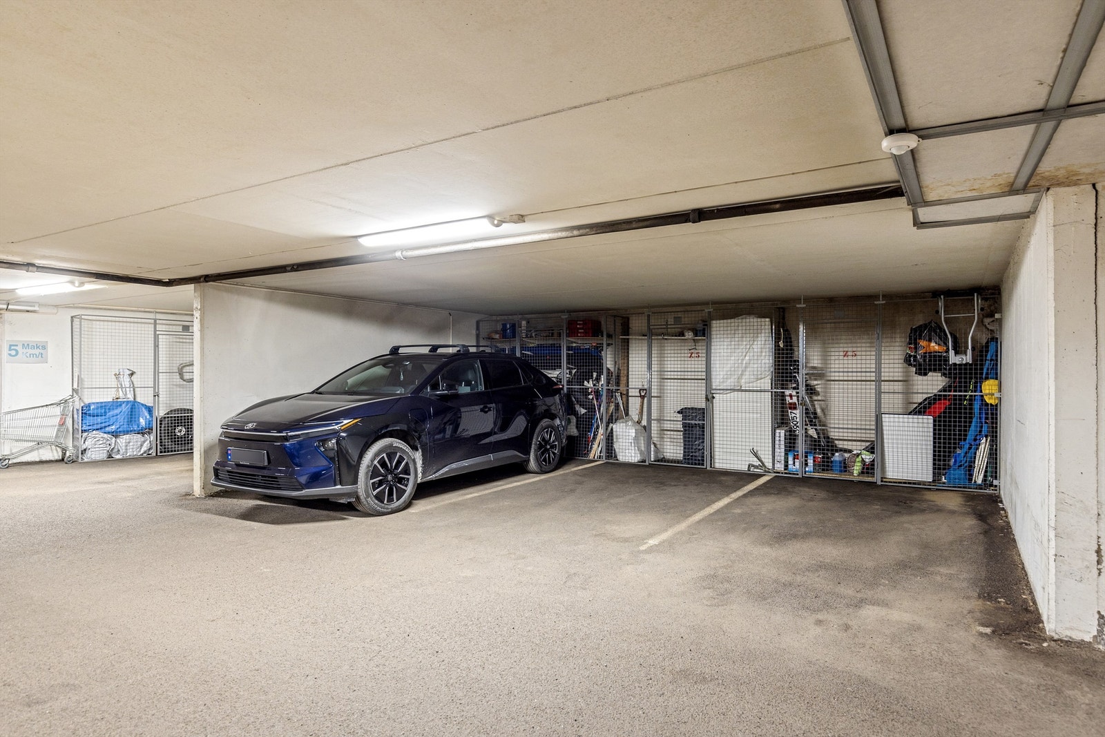 Leiligheten har garasjeplass i felles anlegg under blokken, med heisadkomst fra garasjeplan til leilighetsplan. ( Parkeringsplass til høyre i bildet) Galleribilde