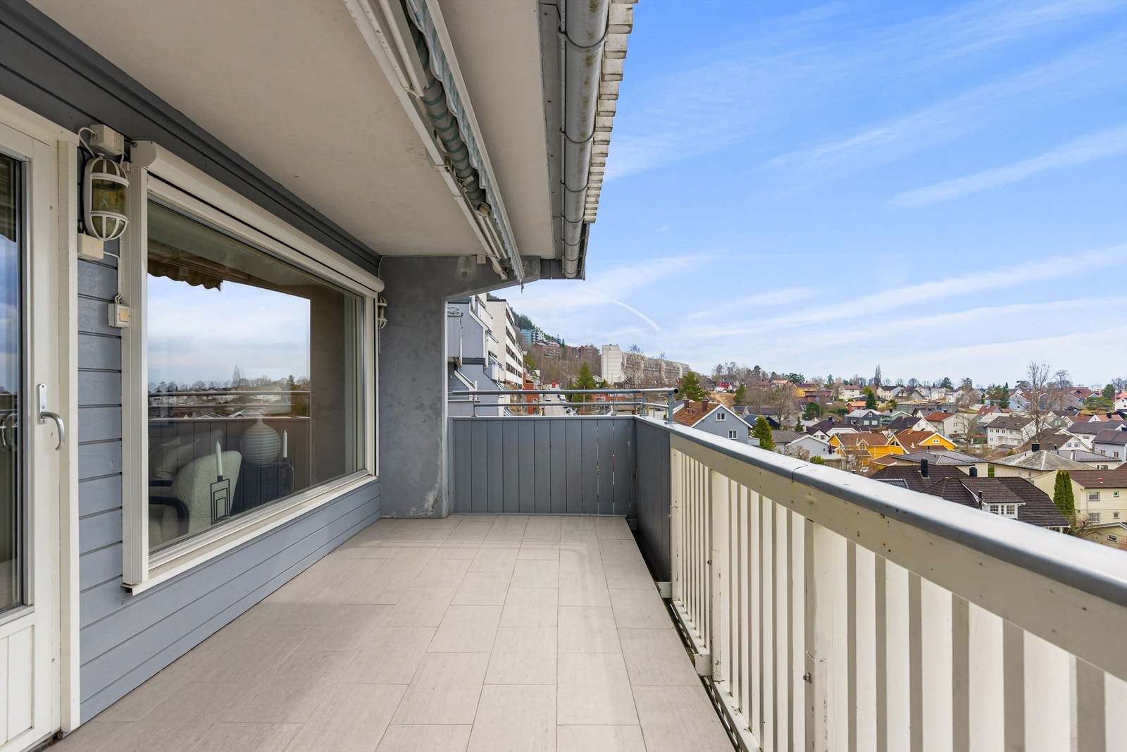 Herlig terrasse som er delvis overbygget. Det er utvendige screens på vinduene mot terrasse i stuen. Galleribilde
