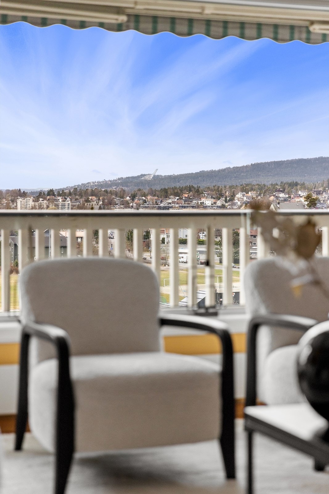 Vidstrakt utsikt fra stuen med utsikt helt til Holmenkollen Galleribilde