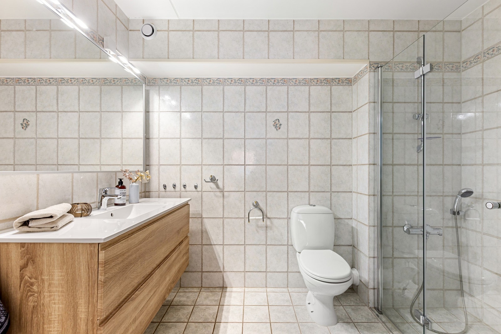 Badet er fra byggeår, med oppgradert innredning og dusjvegger fra 2021. Galleribilde