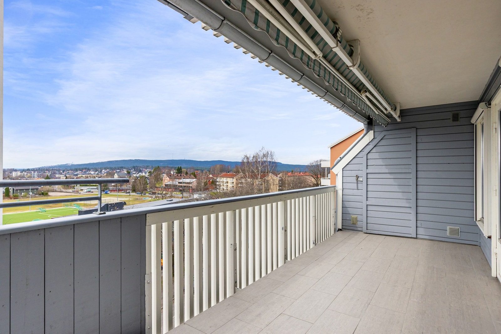 Romslig terrasseleilighet med fin planløsning i populært sameie ved Myrerjordet. På terrassen er det tilgang til en praktisk utebod på ca. 1 kvm for oppbevaring av hageputer og lignende. Foto: Petter Tanum/Tanum foto Galleribilde