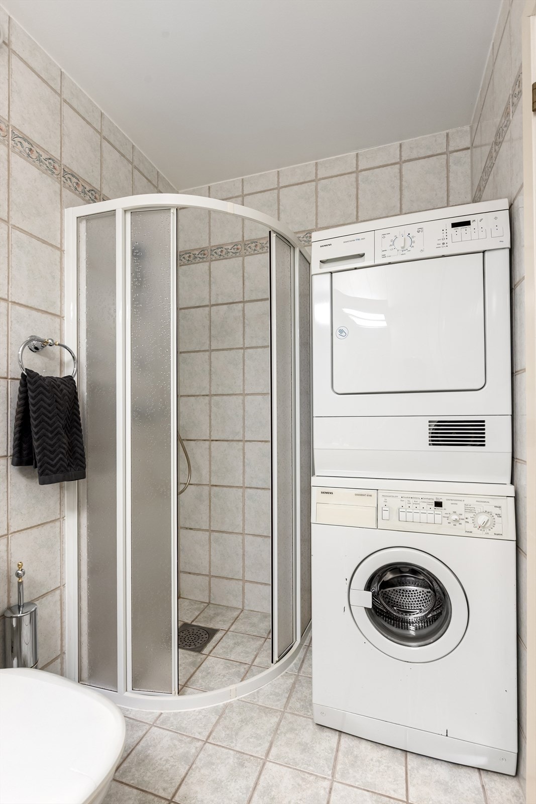 Badet er utstyrt med gulvstående WC, dusj og servant. Opplegg for vaskemaskin/vaskesøyle på badet. Galleribilde
