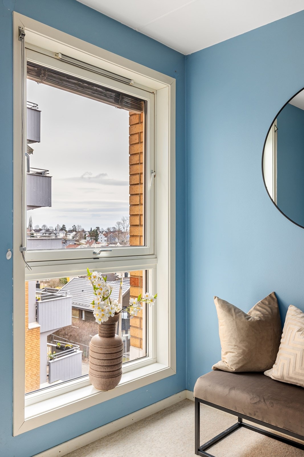 De store vindusflatene gir godt med naturlig lys til soverommet Galleribilde