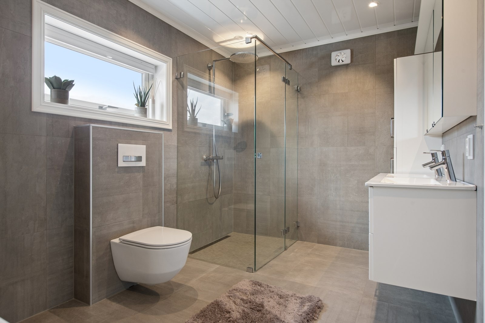 Badet er oppgradert i 2018 og har fliser på gulv og vegger samt MDF-panel i himling. Galleribilde