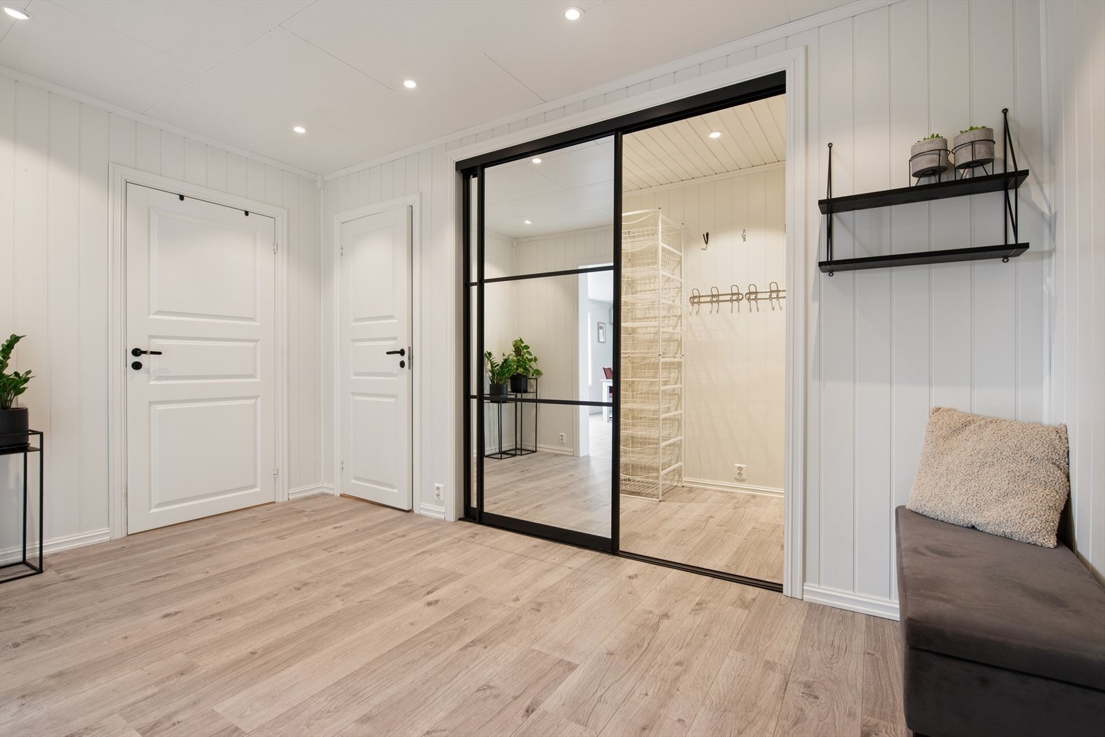 Gangen i første etasje har et praktisk walk-in-closet med god plass til oppbevaring. Galleribilde