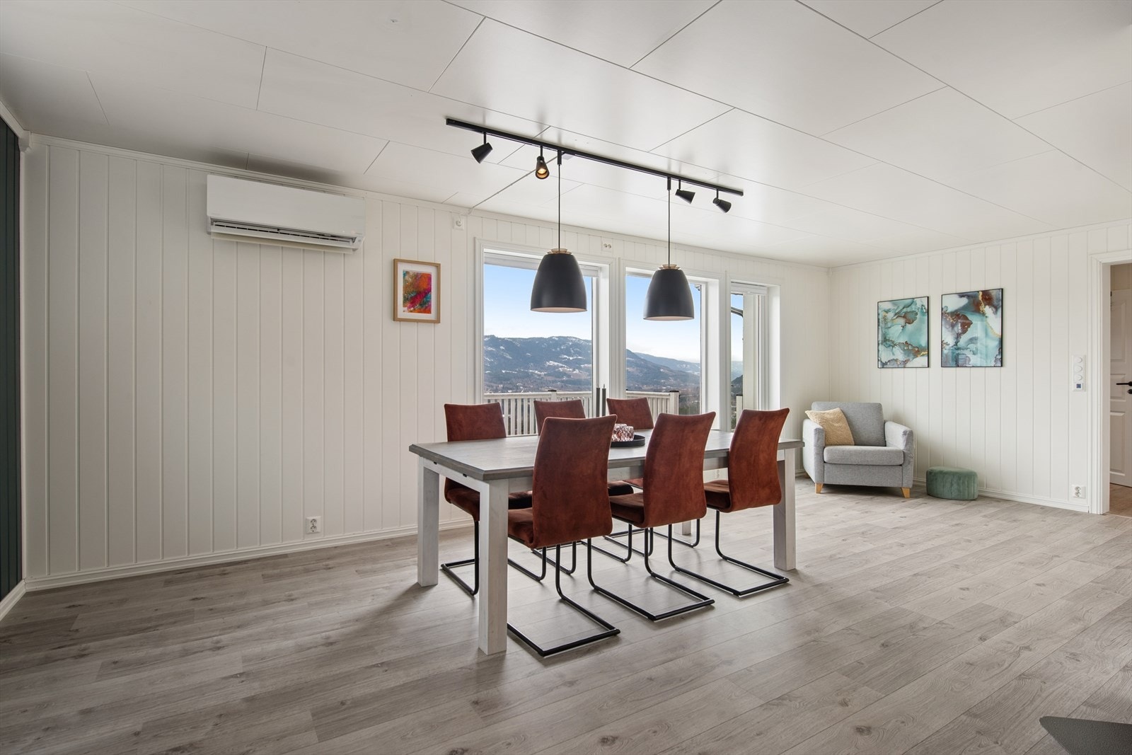 En luft-til-luft-varmepumpe i stuen supplerer oppvarmingen på en energieffektiv måte. Galleribilde